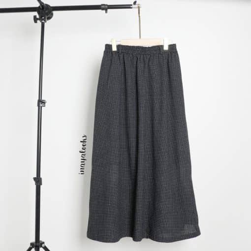 a Rok Linen Kotak Hitam