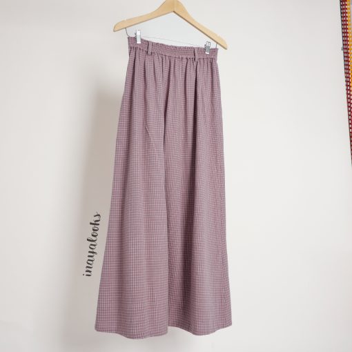 a Rok Motif Kotak Dusty Ungu Kecoklatan